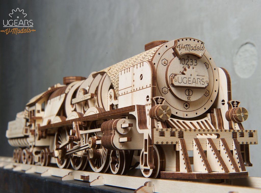 Holz Modellbau V-Express Lokomotive Lok Bahnhof und Schienen 3er Set Ugears 